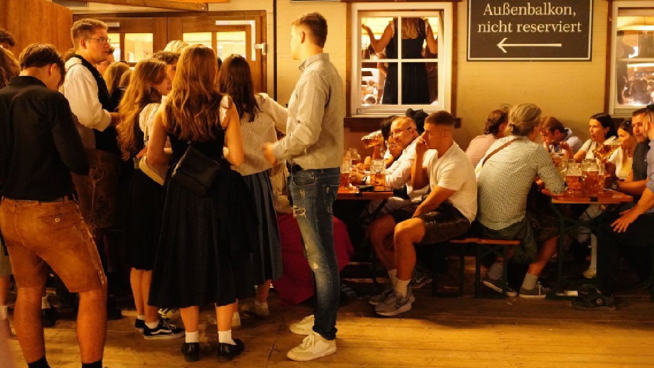 Femei filmate în secret sub fuste de 32.000 de ori, la Oktoberfest 2026. Ce este fenomenul „upskirting”
