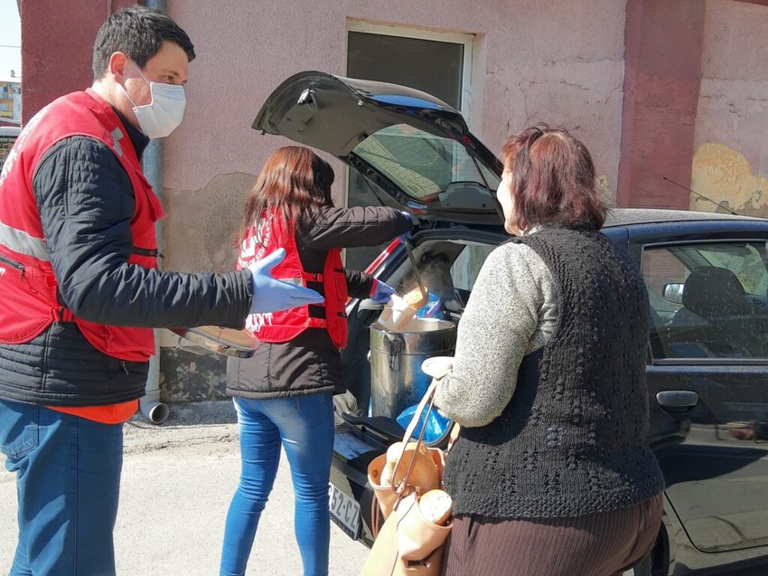 Aktivisti Crvenog krsta donose obrok iz Narodne kuhinje