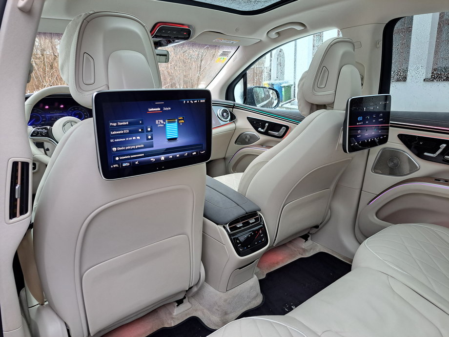 Mercedes EQS SUV - rozrywki pasażerom dostarczą dwa ekrany zamontowane z tyłu foteli. Dodatkowo mamy też wyjmowany tablet.