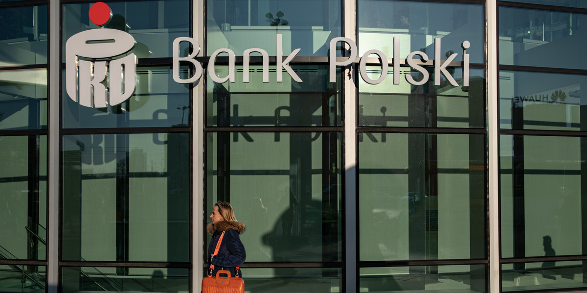 W kilkudziesięciu oddziałach PKO Banku Polskiego klienci mogą już potwierdzać wpłaty i wypłaty gotówki oraz polecenia przelewu podpisem na ekranie dotykowym. Do końca czerwca 2020 roku ekrany pojawią się w 500 oddziałach banku. 