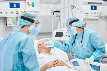 Kiderült, ennyi covidban elhunyt magyar kapott egy, kettő, vagy három oltást