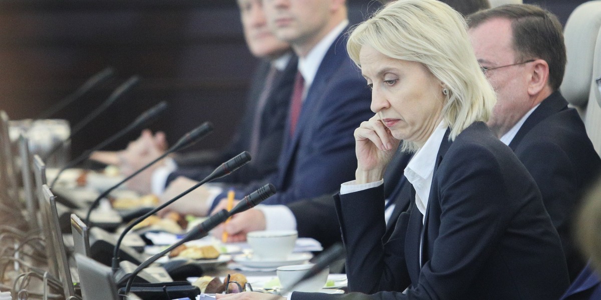 Ledwie Teresa Czerwińska zdążyła przejść na drugą stronę ul. Świętokrzyskiej i zamienić gmach Ministerstwa Finansów na stanowisko w zarządzie NBP, a już wiele z jej zapowiedzi z ostatnich tygodni przechodzi do historii - pisze czwartkowy "DGP".