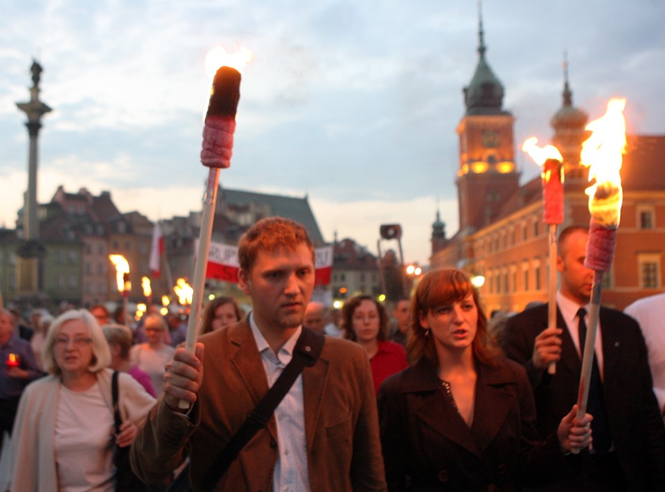 WARSZAWA KRZYŻ POD PAŁACEM PREZYDENCKIM MARSZ PAMIĘCI