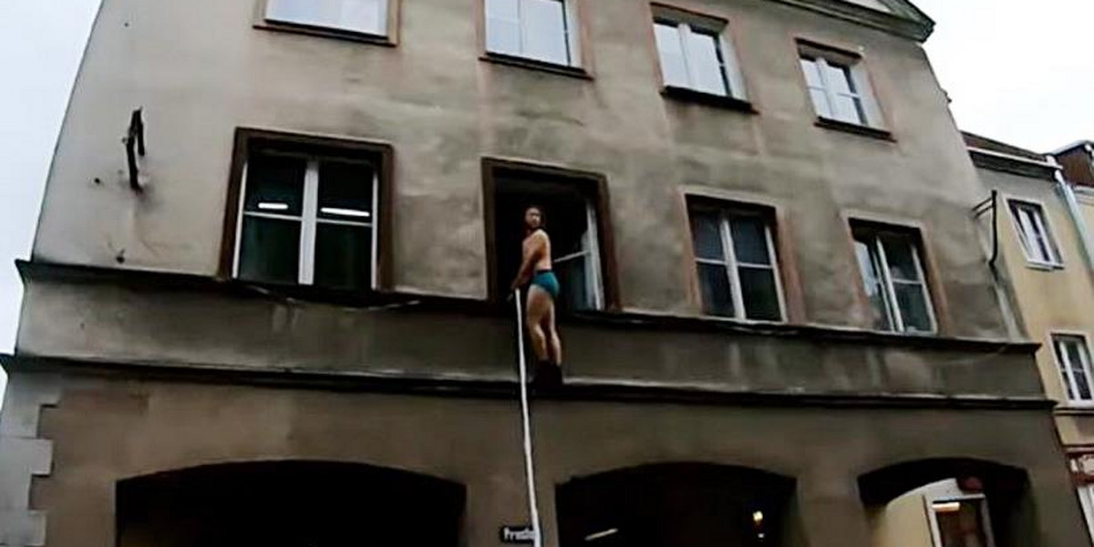 Dramat na olsztyńskiej starówce. Półnagi mężczyzna uciekał przez okno
