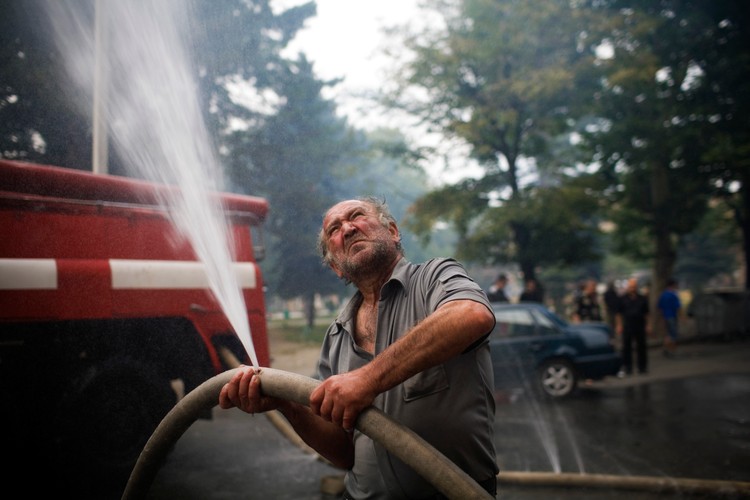 W Gori pozostal tylko jeden najstarszy wóz strażacki. Mieszkańcy probują ugasić pożar budynku mieszkalnego