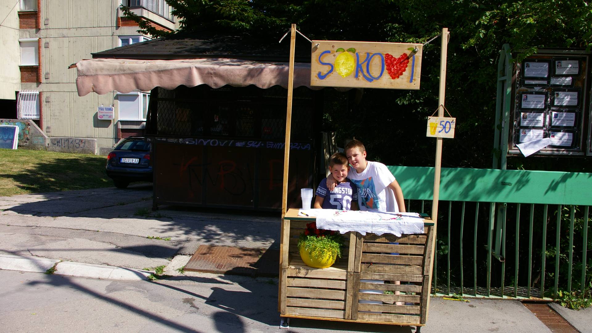 Vuk i Nikola prodaju limunadu da bi zaradili za letovanje