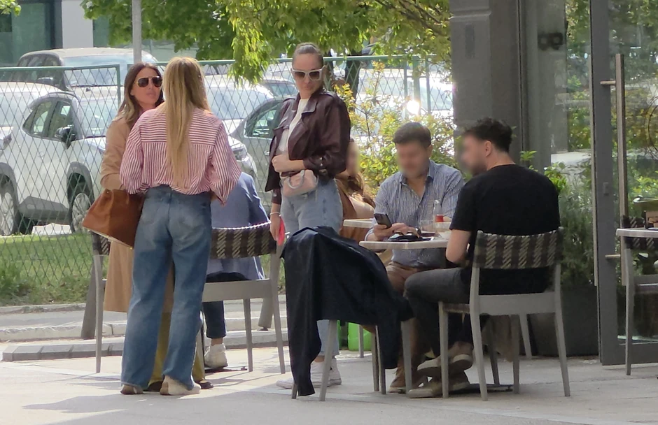 Luna i Anabela u kafiću