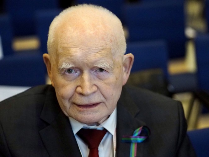 Prof. Strzembosz przypomniał ustalenia sądowej Solidarności z 1981 r., dotyczące m.in. niezawisłości sędziów i kwestii powoływania prezesów sądów. W kontekście obecnych planów reform, podkreślił, że powoływanie prezesów sądów wyłącznie przez władzę, 