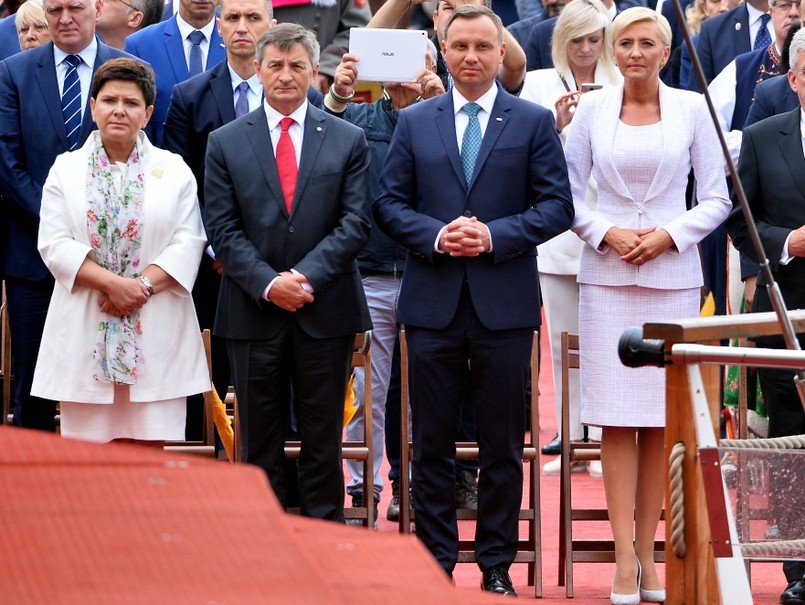 Na wczorajszych uroczystościach z okazji jubileuszu 300-lecia Koronacji Cudownego Obrazu Matki Bożej Częstochowskiej na Jasnej Górze pojawiła się zarówno pani premier, jak i para prezydencka. Szefowa rządu i pierwsza dama wybrały stylizacje w takich samych kolorach, przez co trudno było ustrzec się porównań - niestety, wypadających na niekorzyść dla pani premier...