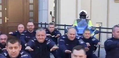 Policjanci z Bydgoszczy zrobili to publicznie... Bez żenady, przed komendą