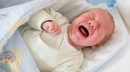 Kolki u noworodka - pierwsza pomoc. Jak wygląda napad kolki niemowlęcej?