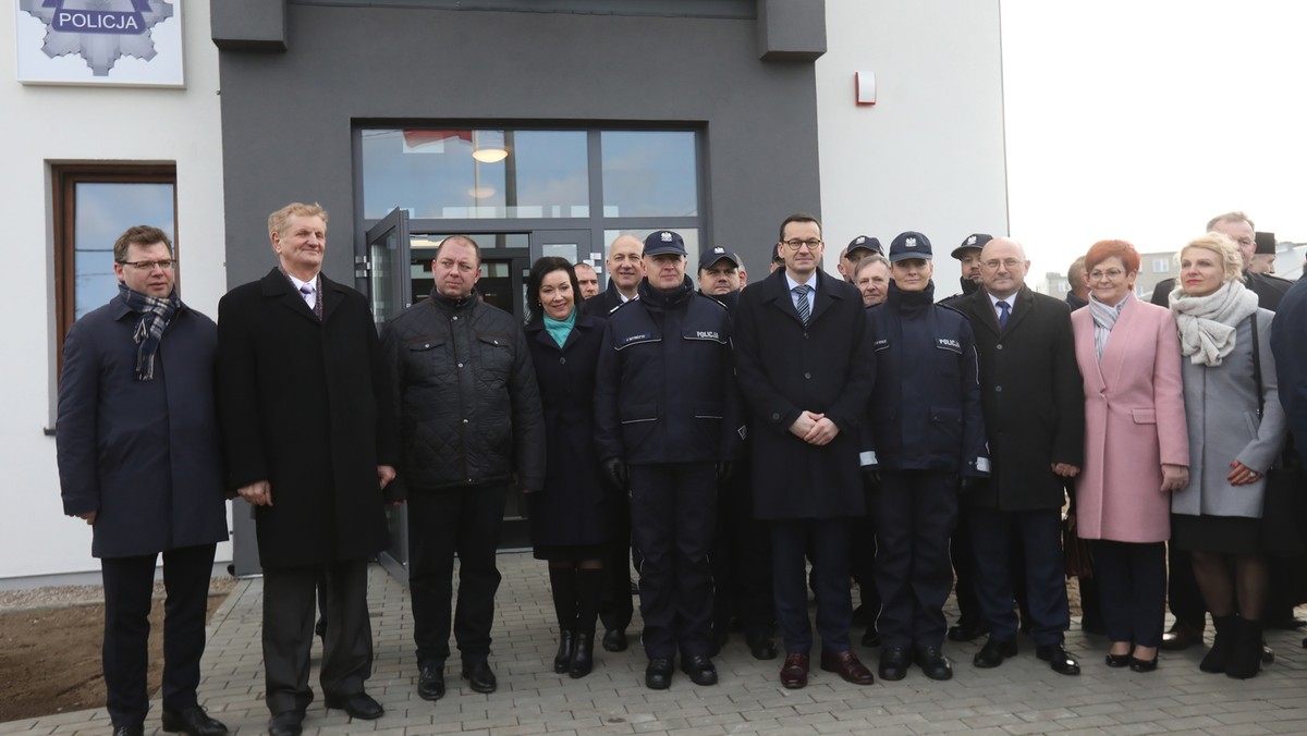 Premier Mateusz Morawiecki wziął dziś udział w uroczystości otwarcia posterunku Policji w Dubeninkach (warmińsko-mazurskie). Posterunek w tej gminie został odbudowany i otwarty po 19 latach przerwy.