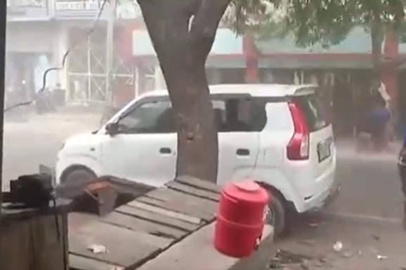 (VIDEO) Vetar lomio bilborde, STABLA PADALA NA VOZILA I LJUDE: Više od 100 mrtvih tokom nevremena u Indiji