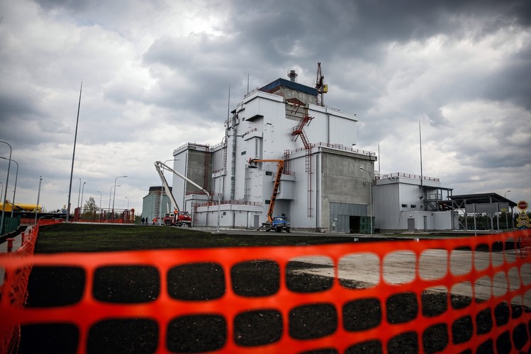 Stary sarkofag, który powstał jeszcze w czasach ZSRR, zostanie przykryty ogromną stalową konstrukcją, a kasety z radioaktywnymi odpadami trafią do solidnych betonowych schronów. Przygotowano ich 232. Zaprojektowane są tak, by wytrzymać trzęsienie ziemi i uderzenie dużego samolotu.