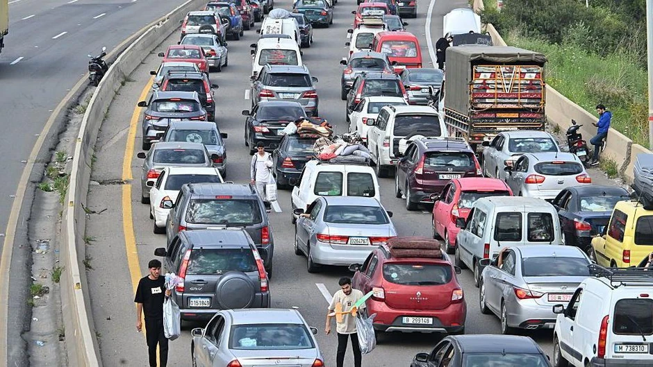 Raseljeni ljudi su zakrčili puteve dok su se vraćali kućama posle stupanja na snagu 10-dnevnog prekida vatre između Izraela i Libana | Foto: Anadolu / Getty