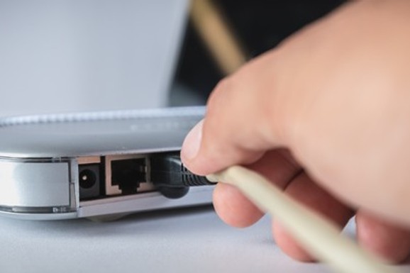 Ljudi masovno stavljaju novčić na Wi-Fi ruter, evo da li tako može da se pojača signal