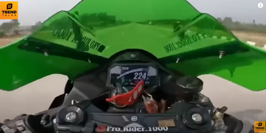 A videót készítő youtuber azt tesztelte, megy-e 300 fölött is a motorja