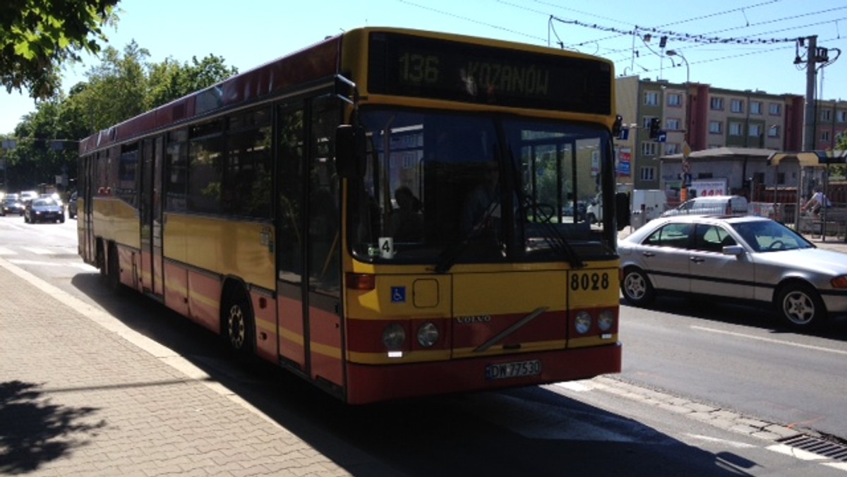 Wrocławianka, która trzy lata temu wypadła z fotela podczas jazdy autobusem i uderzyła się w głowę, ma otrzymać od PZU 100 tysięcy złotych odszkodowania. Tak zdecydował sąd. Wyrok nie jest prawomocny.