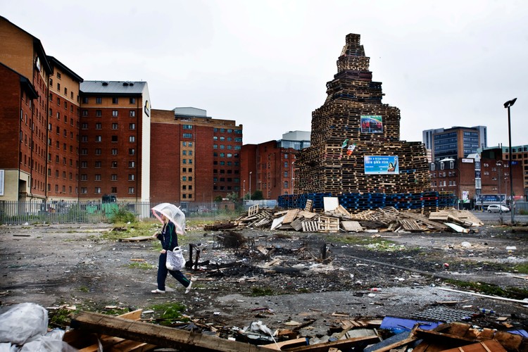 Co roku północnoirlanddzy  lojaliści urządzają marsze, które maja podkreślić ich przywiązanie do brytyjskiej korony. Obchody te są często żródłem konfliktów z miejscowymi katolikami