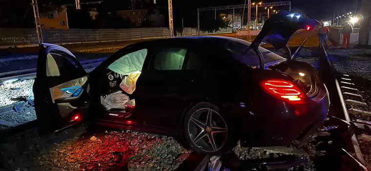 Zostawił w nocy auto na torach. Policjanci z Legionowa szukają właściciela zguby