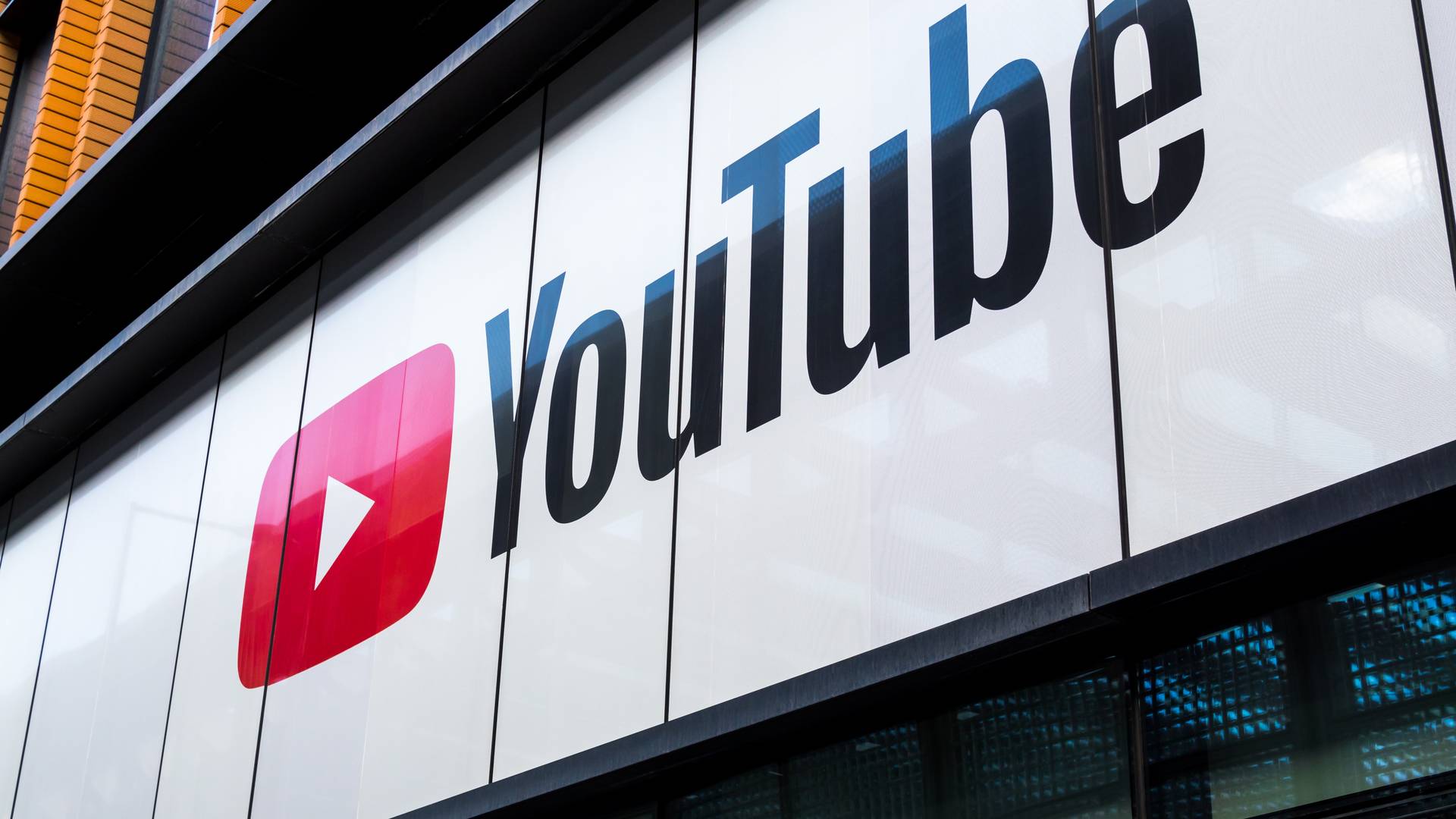 YouTube walczy z dezinformacją i porządkuje serwis. "Usunęliśmy ponad tysiąc kanałów"