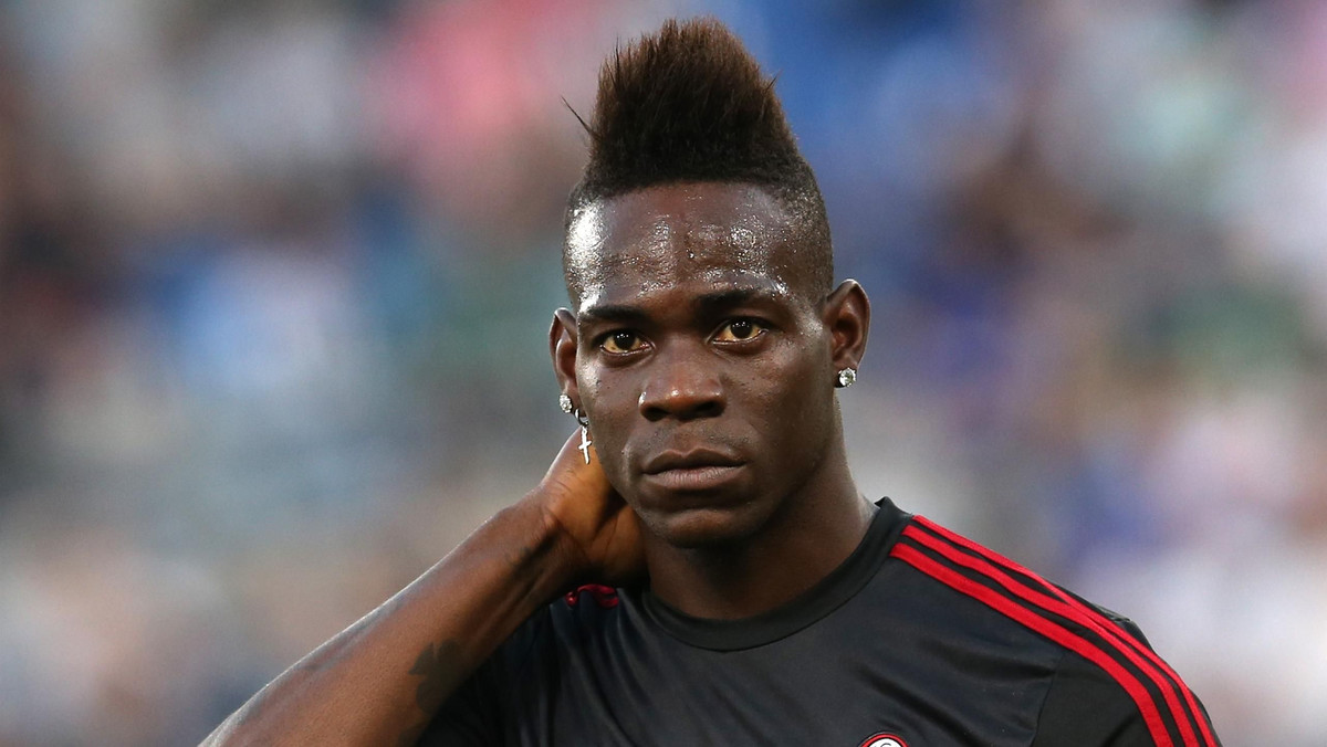 U Mario Balotellego nic się nie zmienia – potrafi korzystać z życia nawet w okolicznościach, które zabawie nie sprzyjają. Włoch został przyłapany przez paparazzi jak wyleguje się na jachcie w towarzystwie córeczki i dwóch uroczych brunetek. Nie widać, by specjalnie przejmował się swoją obecną sytuacją, a ta jest nie do pozazdroszczenia.