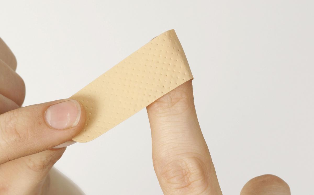 Пластырь прозрачный. Как оторвать пластырь. Пластырь заклеивать родинки. Как оторвать пластырь. Пластырь нарисованный.