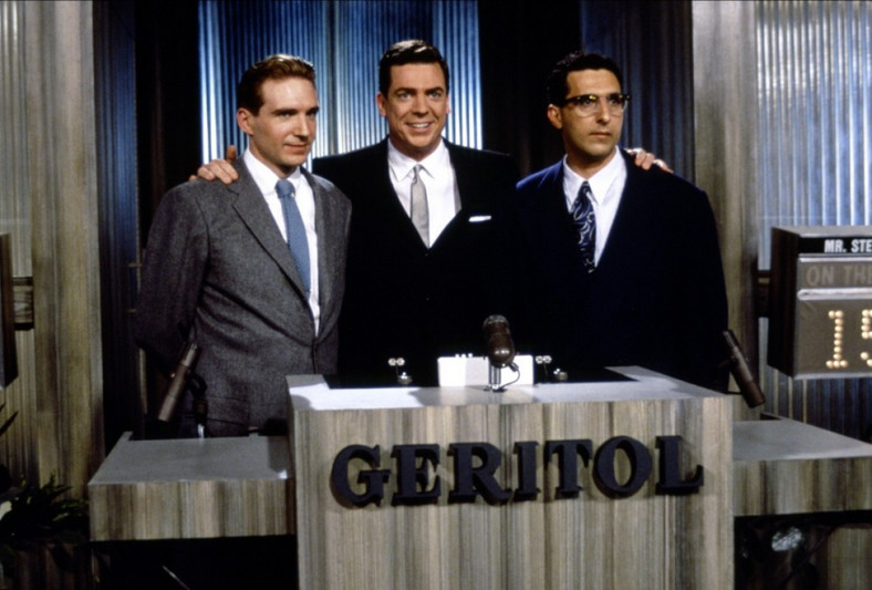 Ralph Fiennes, Christopher McDonald i John Turturro w filmie "Quiz Show" 