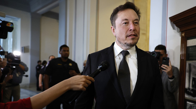 Elon Musk éppen megérkezik az az „AI Insight Forum”-ra, 2023. szeptember 13-án a Washington DC-beli Russell épületbe, amely az USA szenátusának legrégibb irodaháza a Capitol Hill-en. Az eseményen a törvényhozók a mesterséges intelligencia szektor üzleti vezetőitől és leglelkesebb ellenfeleiktől kértek véleményt a gyorsan fejlődő technológiát szabályozó jogszabályok megalkotásához / Fotó: Getty Images