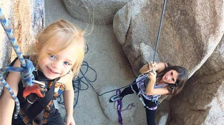 Hihetetlen! Sziklacsúcsokat hódít meg a hároméves kislány