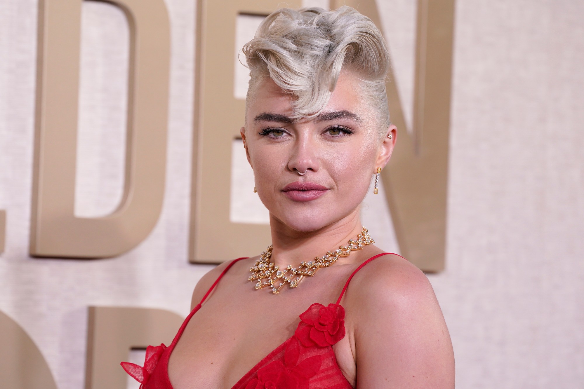 Herečka Florence Pugh na Zlatých glóbusoch.