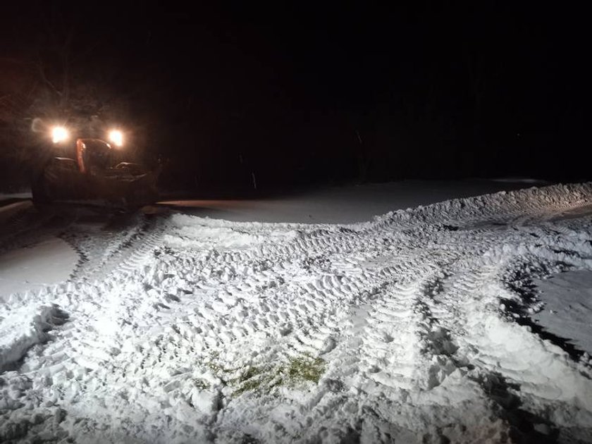 Pani Zofia zaczęła rodzić w domu, a karetka utknęła na zaśnieżonej drodze...