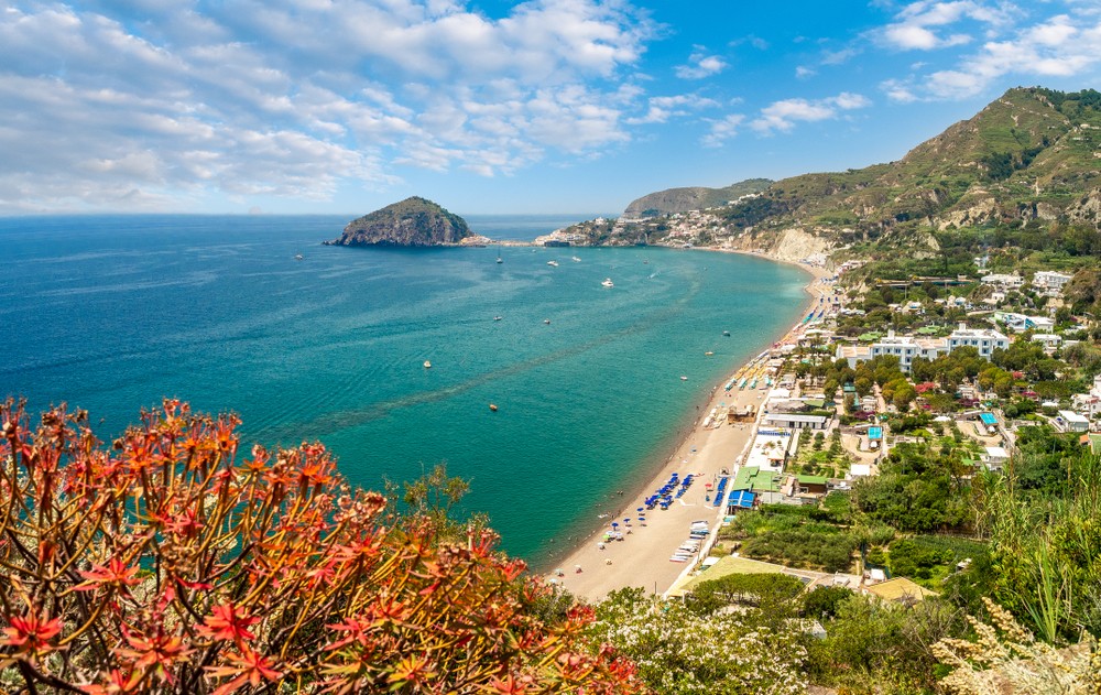 Pláž Maronti s Punta Sant'Angelo v pozadí