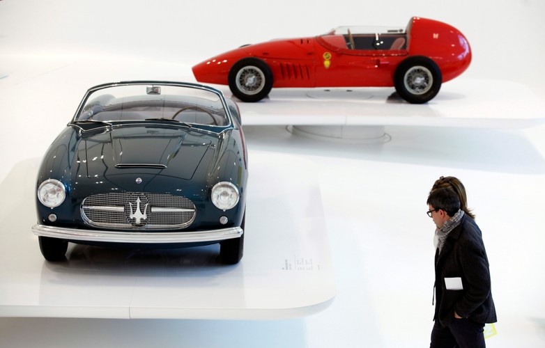 Po lewej model Maserati A6G/54 2000 z 1955 roku, w głębi Stanguellini Junior na wystawie aut w muzeum Enzo Ferrari we włoskiej Modenie.