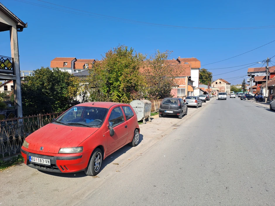 Saša je čistio staklo na automobilu kada je na njega naleteo vozilo i usmrtilo ga na licu mesta, pred kućnim pragom