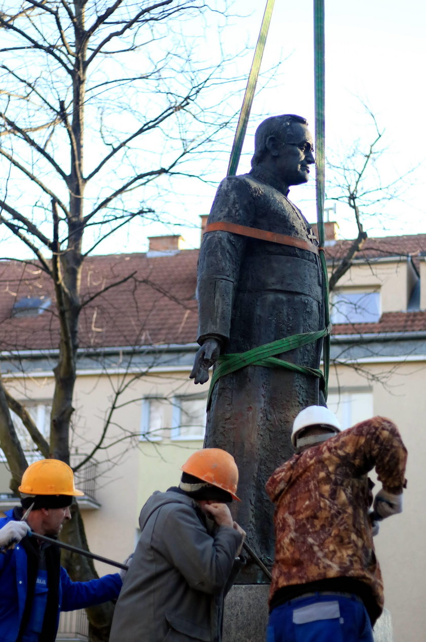 Demontaż pomnika ks. Jankowskiego