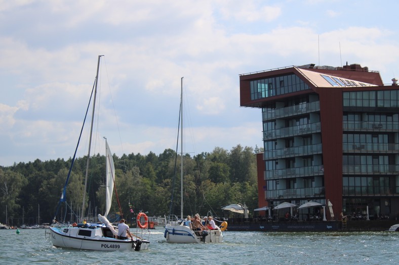 Hotel Mikołajski i żaglówki na Jeziorze Mikołajskim 