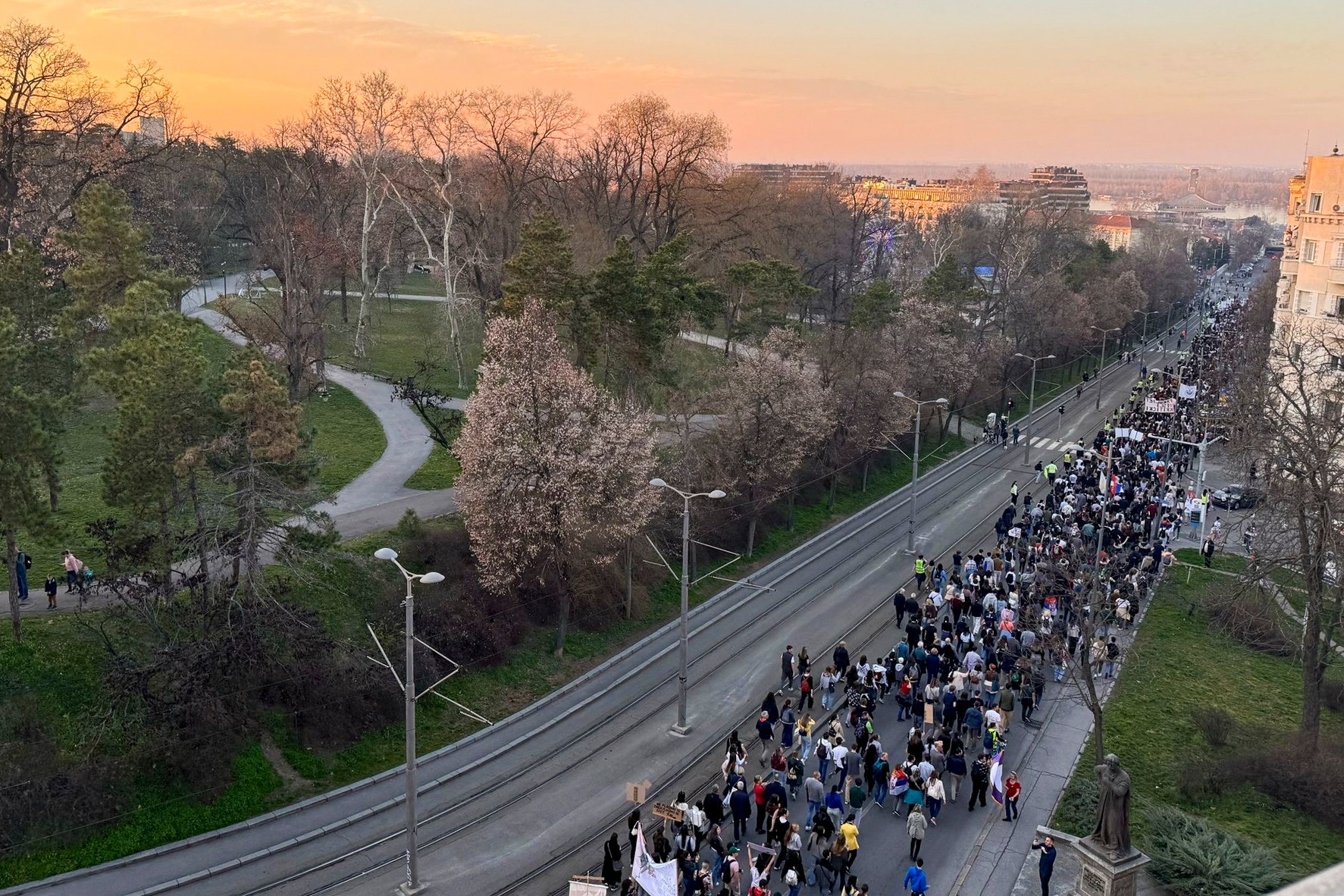 Študenti a občania protestujú proti smrti 15 ľudí, ktorí zahynuli pri novembrovom zrútení prístrešku železničnej stanice v Belehrade.