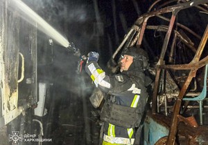Gašenje požara nakon napada ruskog drona u Harkovskoj oblasti, Ukrajina