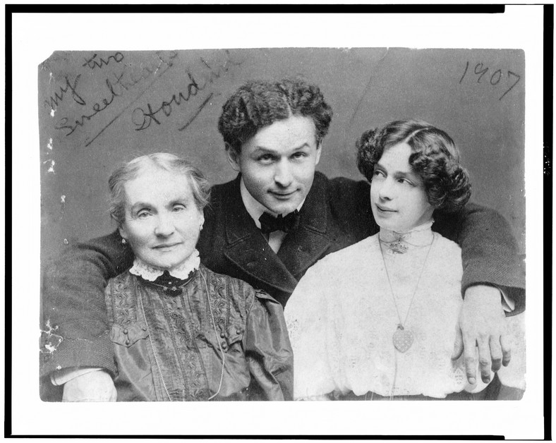 Harry Houdini ze swoją żoną Beatrice i matką Cecilią Steiner Weiss, 1907 rok