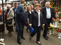 Prawie perfekcyjna interpretacja modnego trendu: Beata Szydło w stylu dandysa