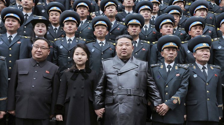 Kim Dzsong Un észak-koreai vezető és lánya, Kim Dzsu E fotózáson vesz részt az észak-koreai űrügynökség, a NATA munkatársaival