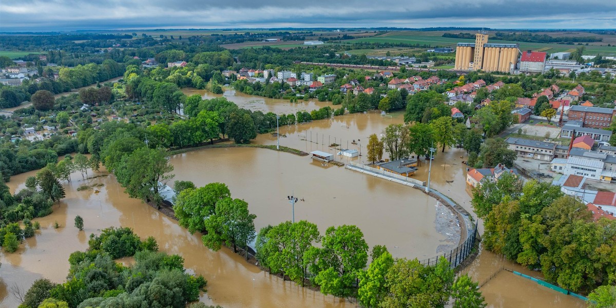 Dramat! Remontowany stadion w Prudniku cały znalazł się pod wodą. 