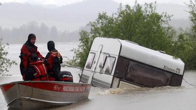 powódź MANIOWY ZALEW CZORSZTYSKI PRZYCZEPY PORWANE PRZEZ WOD