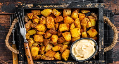 Znudziły ci się zwykłe ziemniaki? Dodaj do nich ser pleśniowy i obiad masz z głowy