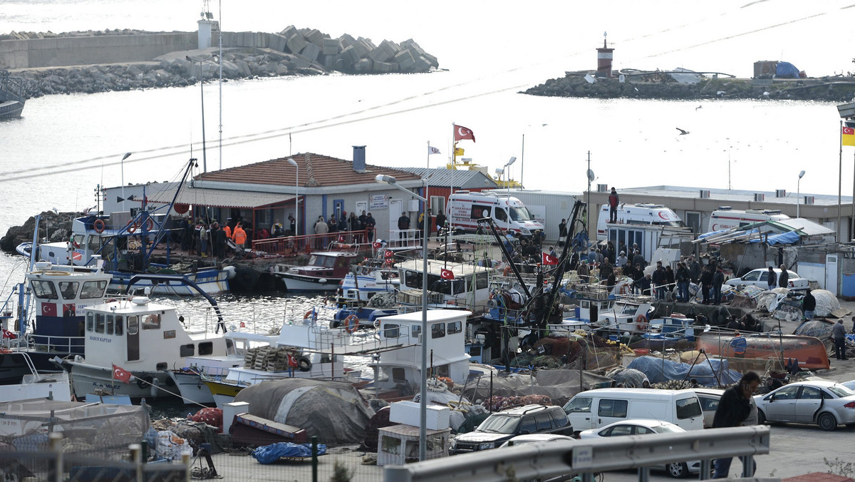 W następstwie zatonięcia w cieśninie Bosfor w poniedziałek łodzi, przewożącej najpewniej nielegalnych imigrantów, zginęły co najmniej 24 osoby, a siedem udało się uratować - poinformowały władze tureckie.