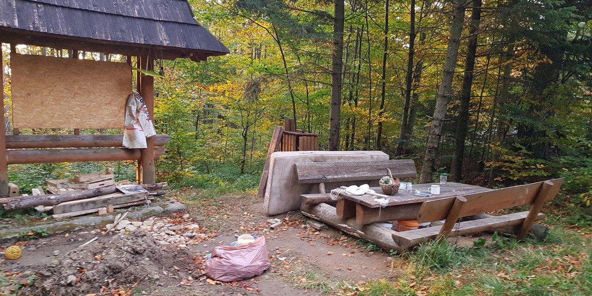 Bieszczady. Lasy Państwowe zarzucają protestującym ekologom zaśmiecanie lasu.