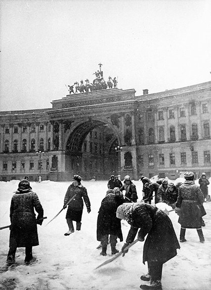 Mieszkanki Leningradu w trakcie odśnieżania placu (1942, domena publiczna)