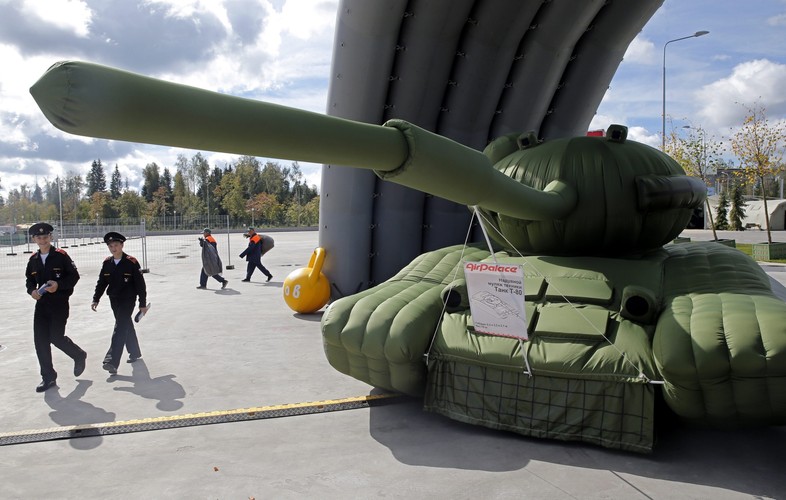 W forum wezmą udział przedsiębiorstwa przemysłu zbrojeniowego m.in. Niemiec, Francji, Irlandii, Szwajcarii, Izraela, Indii, Chin i Pakistanu. Ekspozycje narodowe przywieźli partnerzy Rosji z Organizacji Układu o Bezpieczeństwie Zbiorowym (ros. skrót ODKB) - Armenia, Białoruś i Kazachstan.<br><br> fot. EPA / SERGEI ILNITSKY