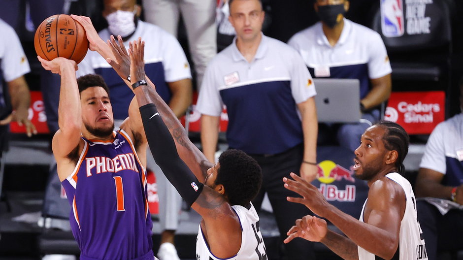 Devin Booker rzuca wygrywającą piłkę w trakcie meczu z Los Angeles Clippers